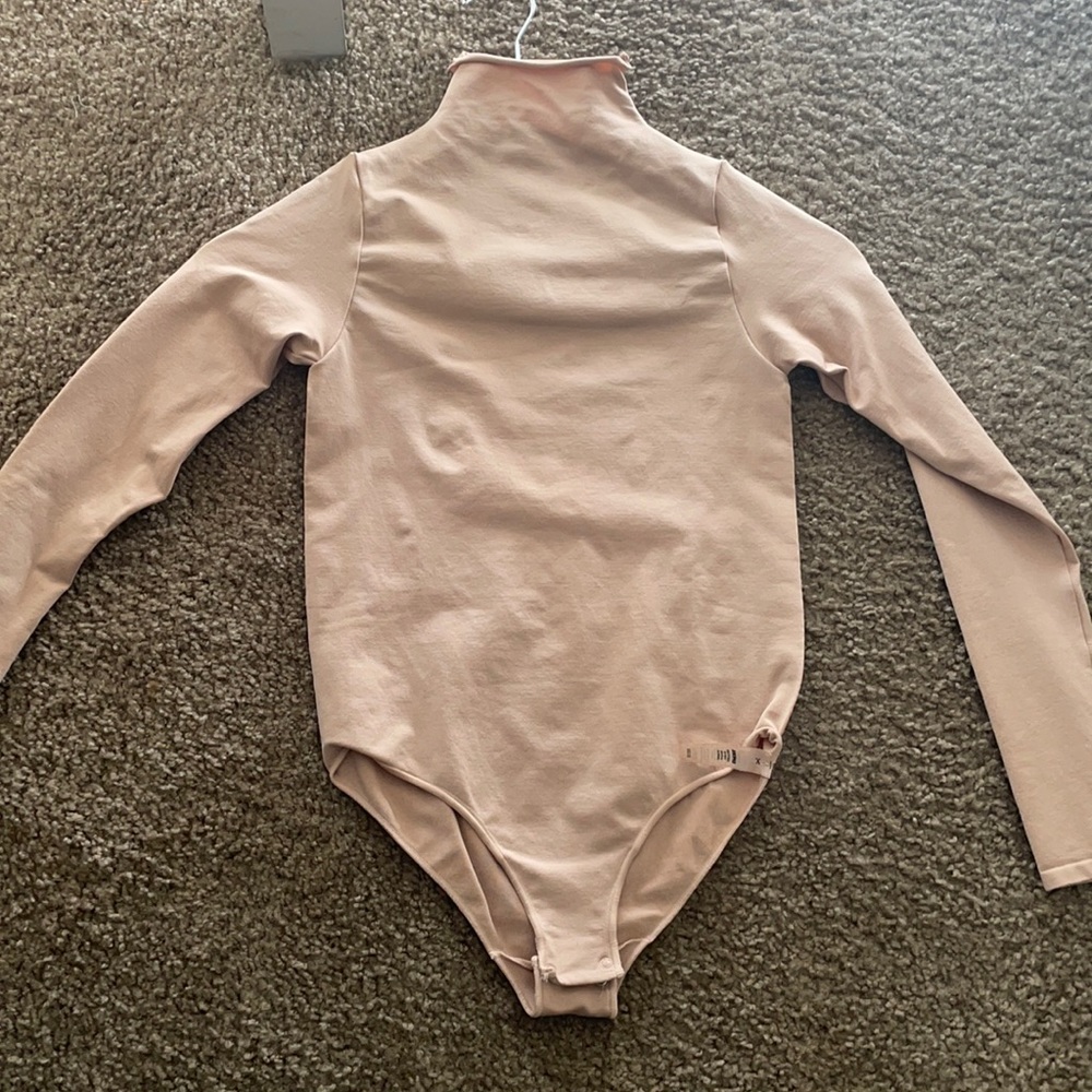 Skims “Essential mock neck long sleeve bodysuit “ Never worn! Brand new w/o tag.